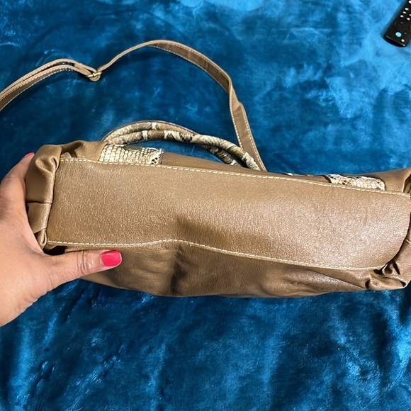 XOXO shoulder handbag tik tak vinyl color tan. Small scratch on the back. - Picture 5 of 13